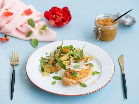 Kuracie prsia s marhuľovým čatní a opekanými zemiakmi