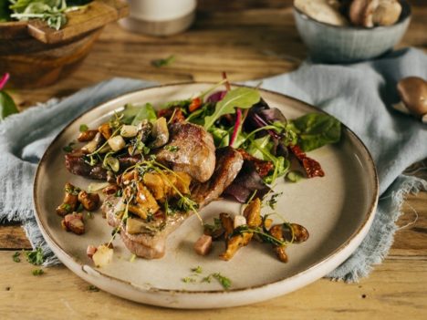 Teľací steak so slaninou a hubami