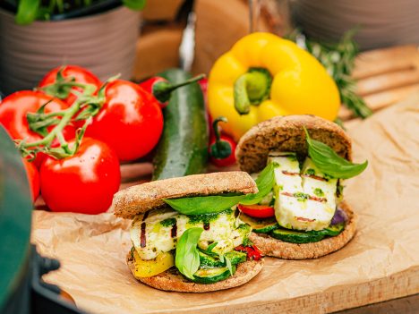 Tmavé žemličky s grilovanou zelenino