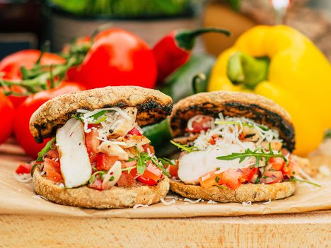 Tmavé žemličky s grilovanými kuracími prsiami