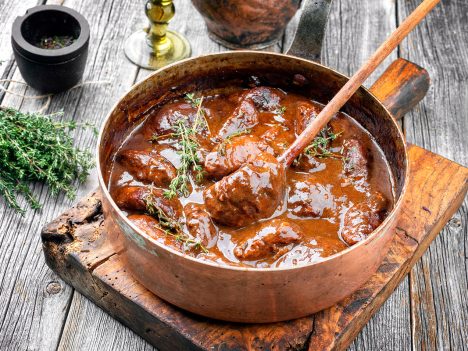 Jelenie ragú s vínovou omáčkou