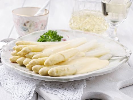 Špargľa s krémovou omáčkou