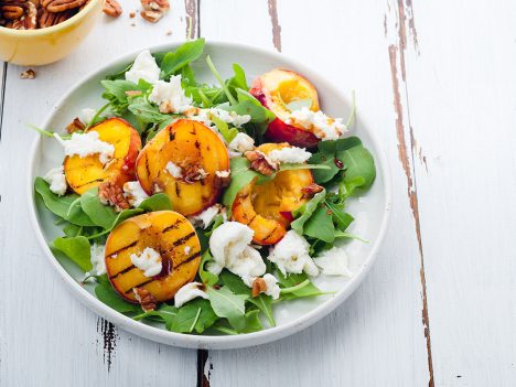 šalát s grilovanými broskyňami