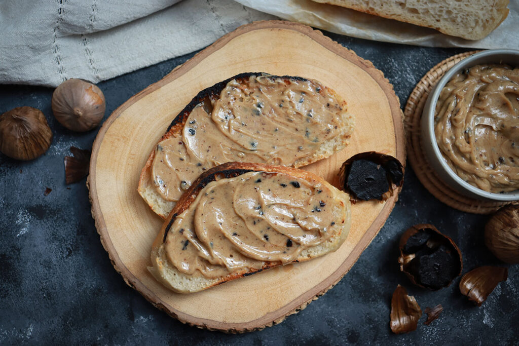 Maslo s čiernym cesnakom